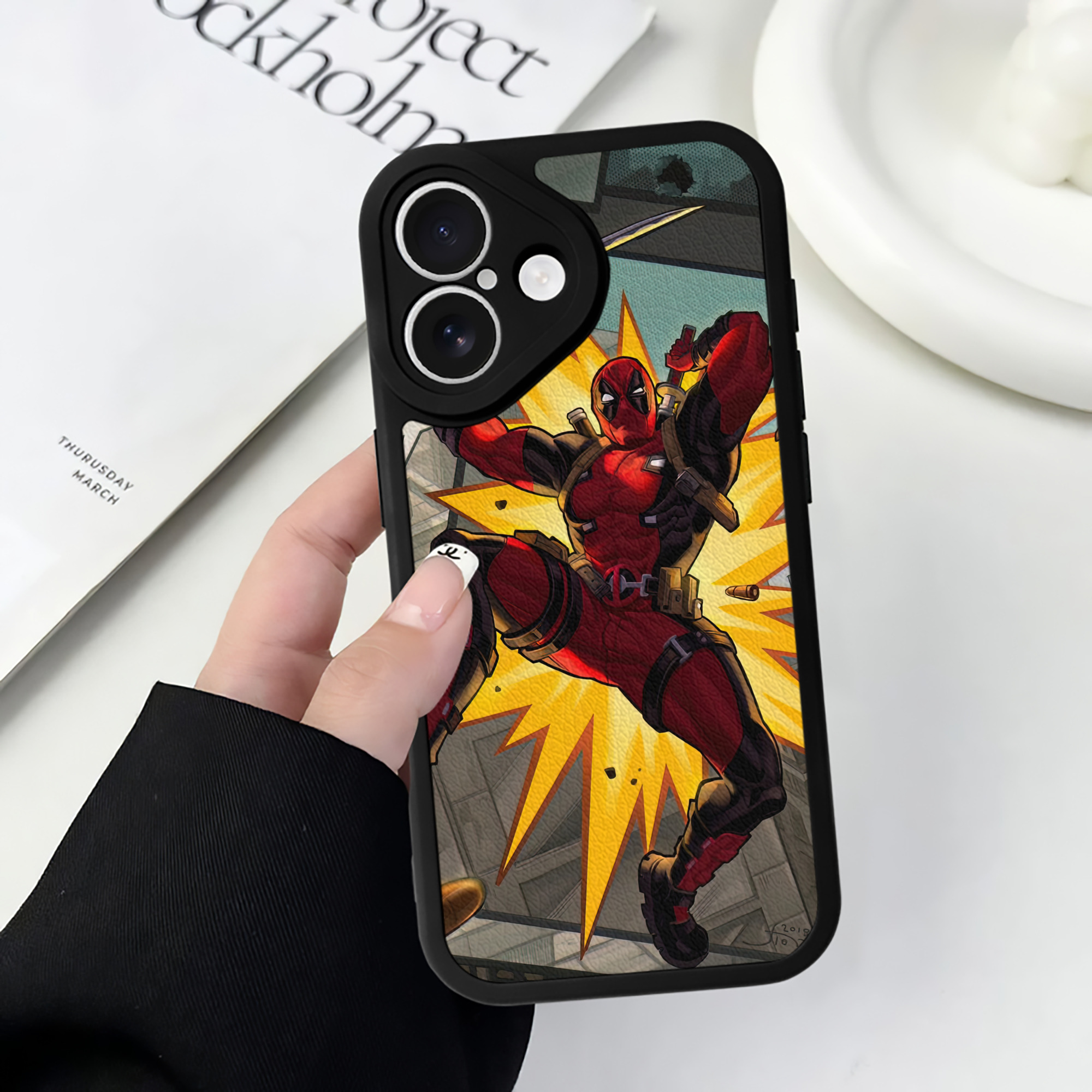 （画像用） Deadpool デッドプール 【iPhone 16シリーズ対応】シリコンスマホケース（レザー調） 材質：シリコン